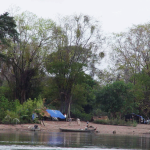 เพิงพักชั่วคราวเพื่อหาปลาเหนือเขื่อนซำบอ