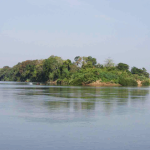 เกาะในแม่น้ำโขงเหนือเขื่อนซำบอแม่น้ำโขงในบริเวณนี้ เต็มไปด้วยเกาะหรือดอนจำนวนมาก เกาะหรือดอนเหล่านี้ จะถูกบุกเบิกเป็นพื้นที่ทำการเกษตรของชาวบ้านที่มีความอุดมสมบูรณ์ การสร้างเขื่อนซำบอกั้นแม่น้ำโขง จะทำให้เกิดอ่างเก็บน้ำท่วมพื้นที่เกาะหรือดอนเหล่านี้เป็นจำนวนมาก